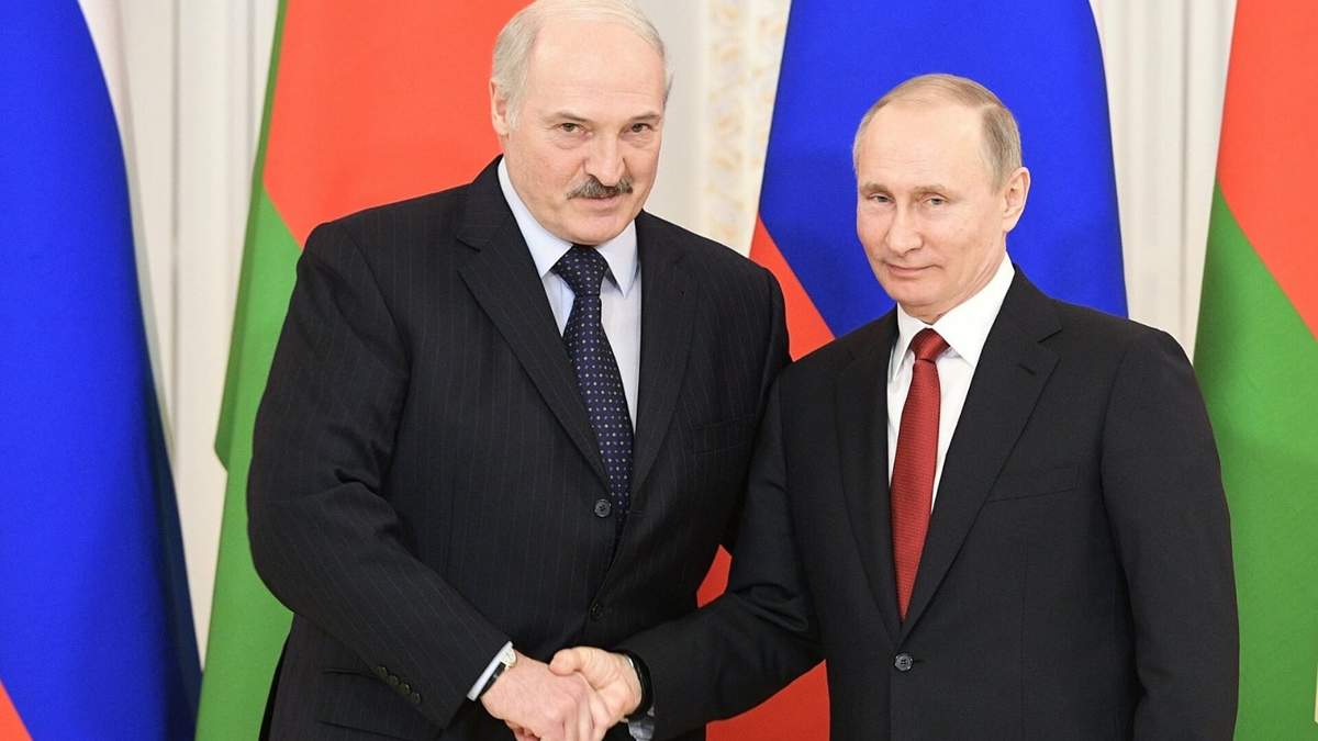 Alexandr Lukashenko y Vladimir Putin durante el último encuentro en Minsk, capital de Bielorrusia. Fuente: (Twitter)
