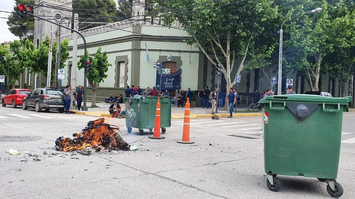 Los trabajadores manifestaron en Casa de Gobierno. Fuente: (Javier Manzano)