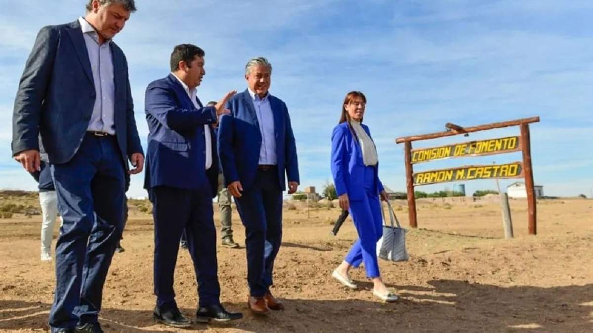 El gobernador, Rolando Figueroa, el presidente de la Comisión de Fomento de Ramón Castro, Nicolás Cifuentes y funcionarios. Fuente: (Gobierno de Neuquén)