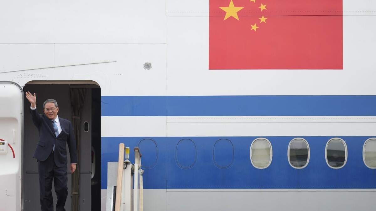 El premier chino Li Qiang saluda a su llegada para una cumbre trilateral en el aeropuerto de Seúl, en Seongnam, Corea del Sur, el domingo 26 de mayo de 2024. Líderes de China y Japón acudieron a Corea del Sur para su primera cumbre trilateral desde 2019