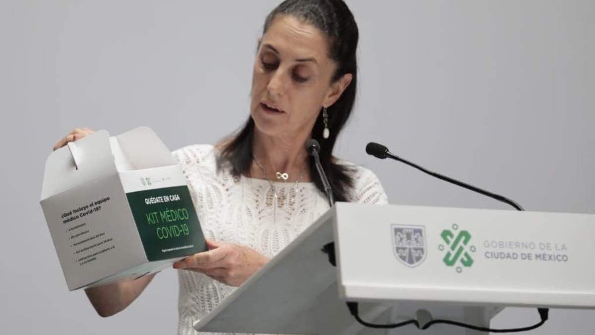 Claudia Sheinbaum mostró el kit médico, usado para distribuir ivermectina y azotromicina a los capitalinos contagiados de covid-19
