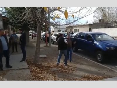 Un afiliado de la UCR golpeó al presidente de la Convención en la vereda de la sede de Zapala