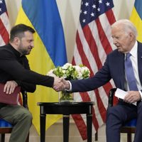 Biden se disculpa con Zelenskyy por una demora en el envío de armas que permitió avances de Rusia