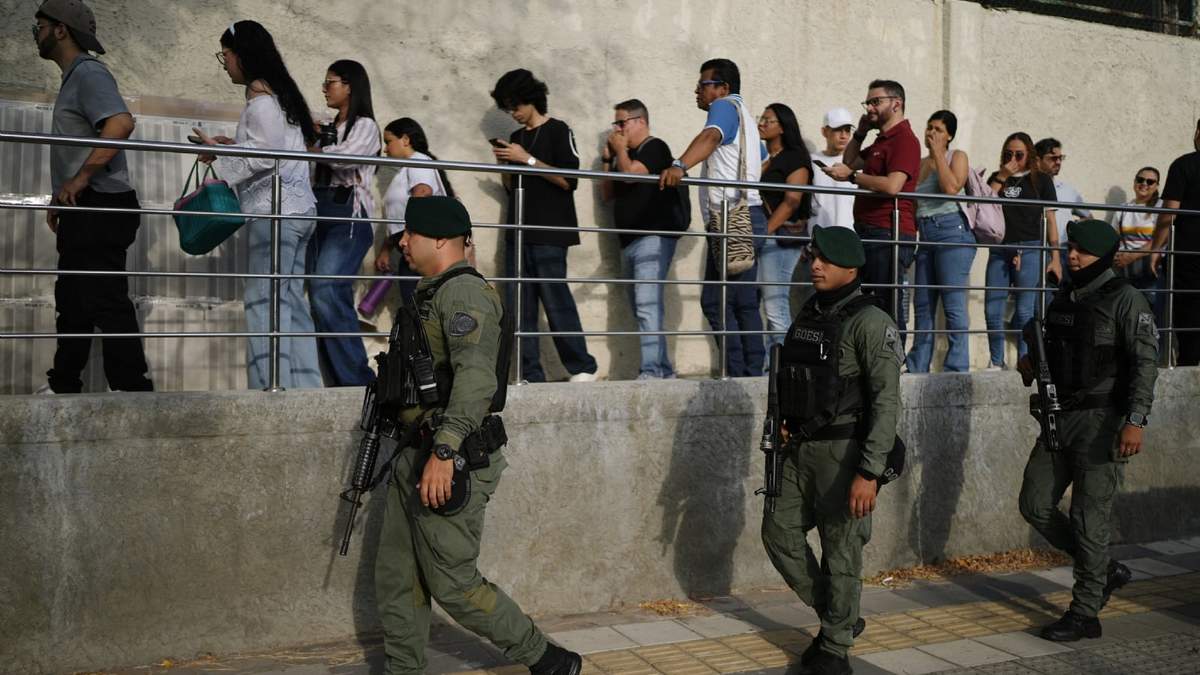 Soldados patrullan mientras los votantes llegan a un centro de votación durante las elecciones presidenciales en Barranquilla, Colombia, el domingo 31 de mayo de 2026