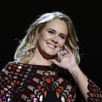 Adele cumplió sus 32 años y recibió mensajes de una mítica banda de rock
