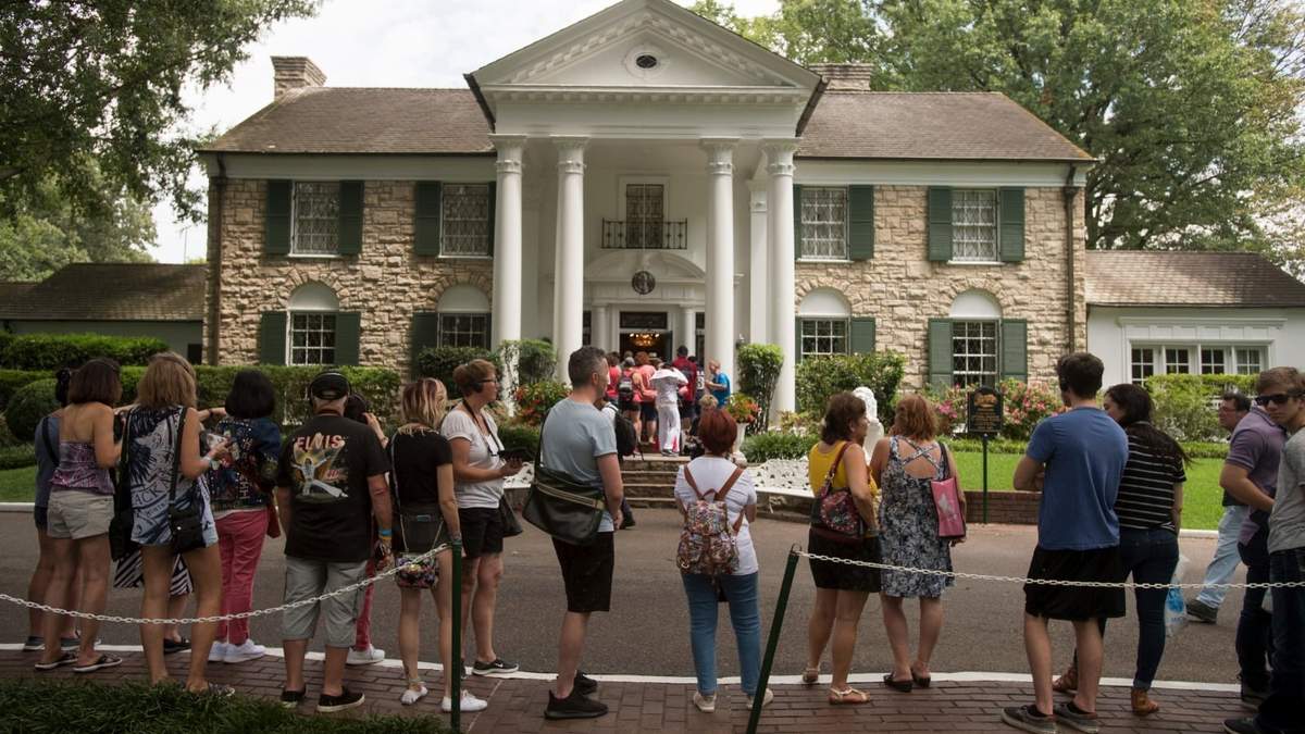Fans esperan en fila afuera de Graceland el 15 de agosto de 2017 en Memphis, Tennessee