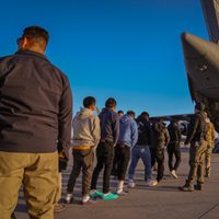 Gobierno de Trump reporta la deportación de medio millón de migrantes indocumentados