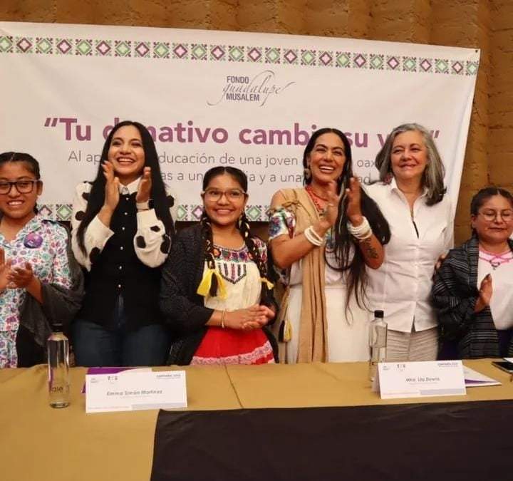 Becarias del Fondo Gudalupe Musalem junto con Lila Downs en el evento de inicio de recaudación de fondos 2025