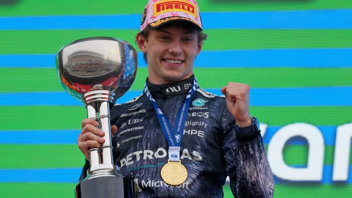 El piloto italiano de Mercedes Kimi Antonelli reacciona en el podio tras ganar el Gran Premio de Fórmula 1 de Japón en Suzuka, en el centro de Japón, el domingo 29 de marzo de 2026