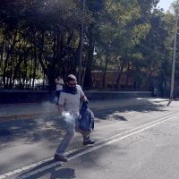 'Muro” policial frena marcha de padres de los 43 hacia Los Pinos; lanzan explosivos a los uniformados (Video)