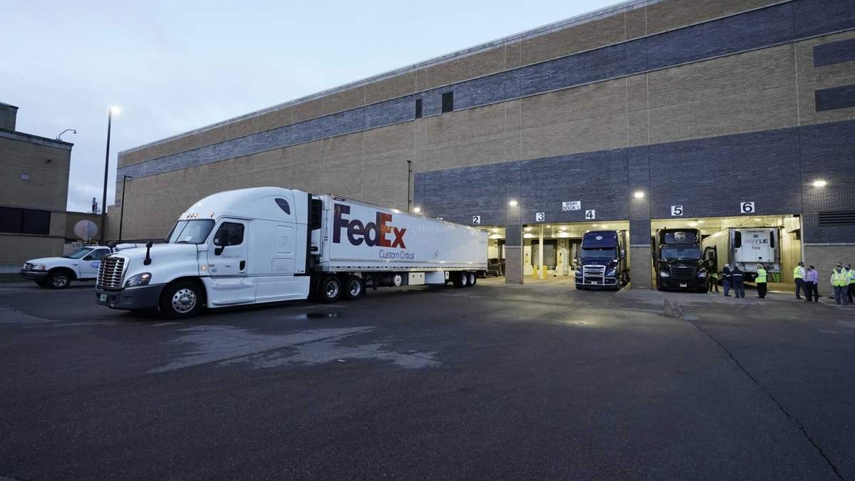 Esta mañana comenzaron a salir los primeros camiones que transportan la vacuna de Pfizer a distintos puntos de Estados Unidos. Fuente: (Twitter)