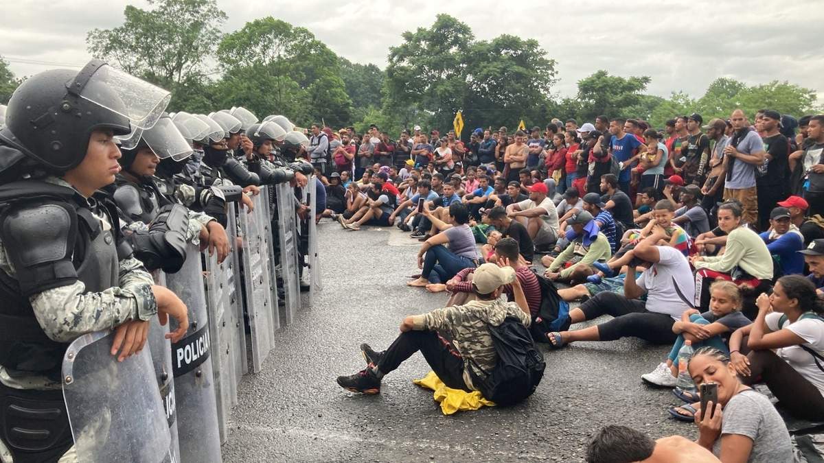 Bloque carretero por parte de migrantes ante bloque de la GN