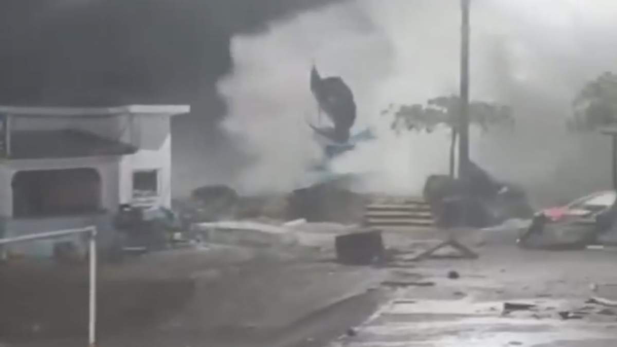 El momento en el que la escultura fue derribada