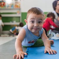 La postura que tenías siempre en tu infancia y que deberías hacer todos los días para mejorar tu salud física y mental