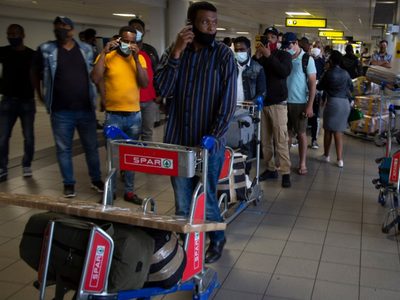 Europa se cierra por temor a la nueva variante detectada en Sudáfrica: empezaron a prohibir vuelos