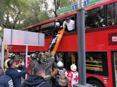El choque entre Metrobús y un autobús en Reforma deja al menos 41 lesionados