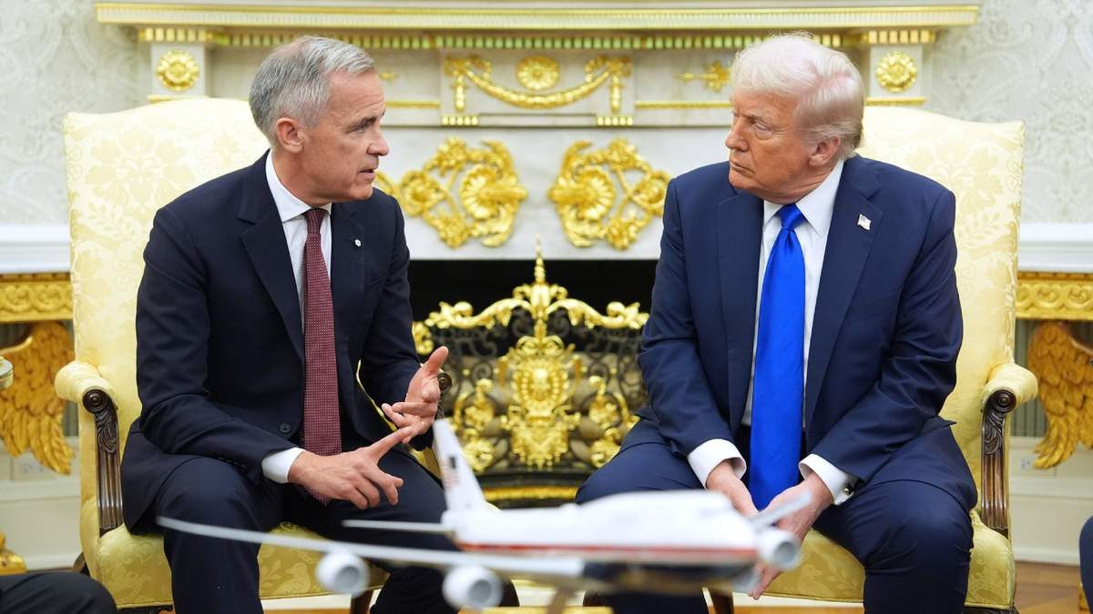 El primer ministro canadiense Mark Carney con el presidente estadounidense Donald Trump en la Oficina Oval en la Casa Blanca en Washington el 7 de octubre del 2025