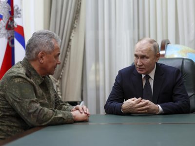 Putin y mandos militares rusos visitan cuartel en el sur para evaluar su guerra en Ucrania