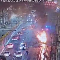 Se incendia un camión de RTP en el Eje Central Lázaro Cárdenas en CDMX (Video)