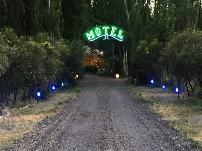 Investigación policial sobre un confuso hecho en un motel de Centenario: herida de bala y contradicciones