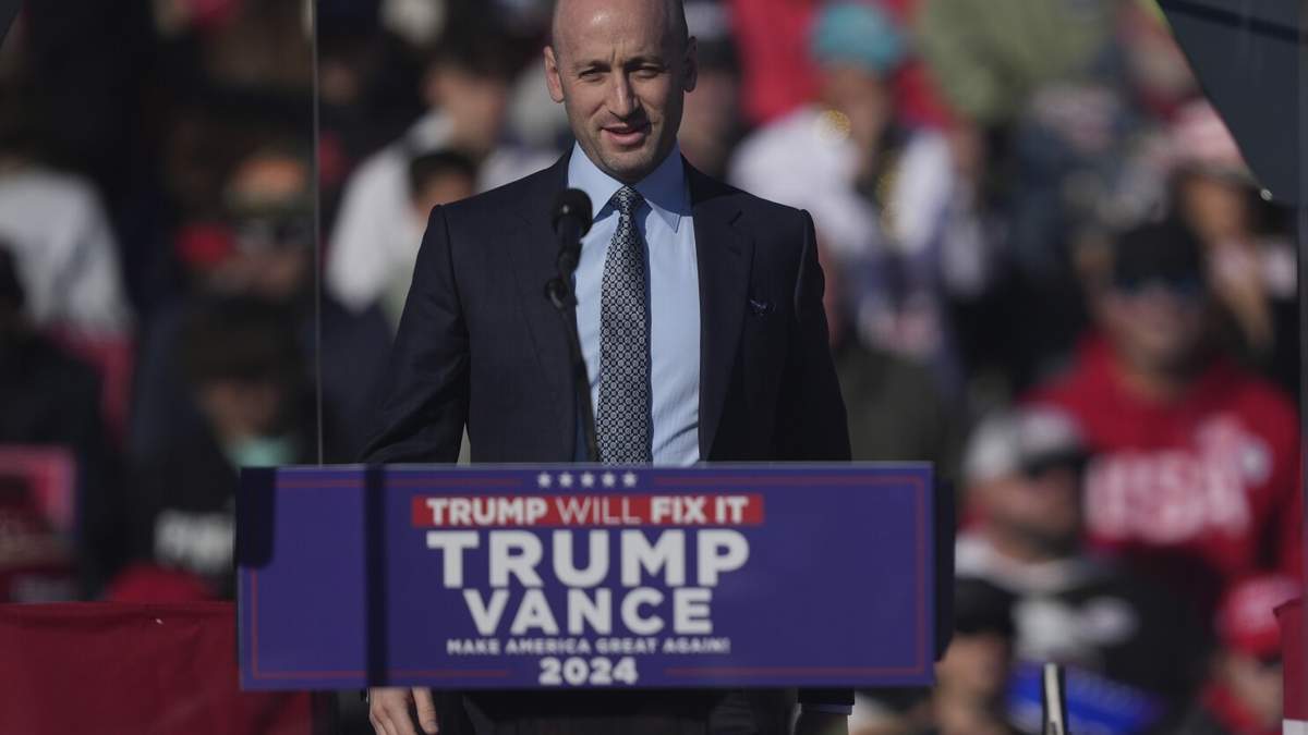 Stephen Miller, estrecho colaborador de Donald Trump, habla ante el candidato presidencial republicano en un mitin de campaña en Lititz, Pensilvania