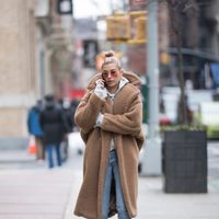 Teddy vibes: el abrigo que arrasa este invierno y redefine el confort con estilo