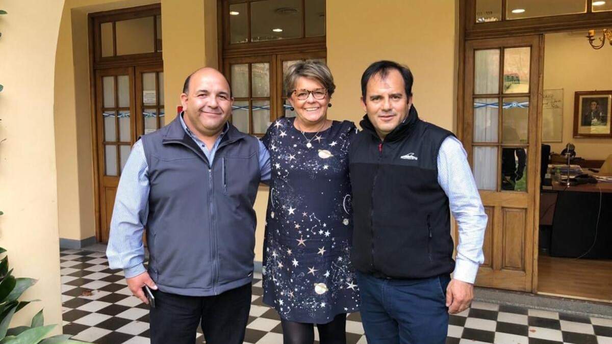 Intendente de Buta Ranquil, Pedro Cuyul (izquierda). Fuente: (Twitter).
