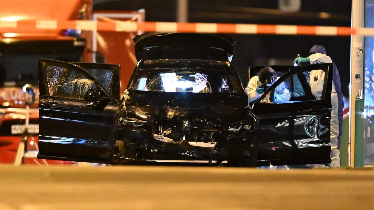Forenses revisan el automóvil dañado que atropelló a visitantes de un mercado navideño en Magdeburgo, Alemania