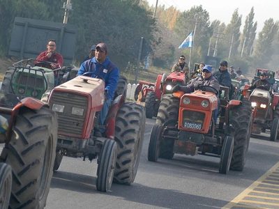 Los productores vuelven a subir a las rutas con sus tractores para reclamar acompañamiento oficial