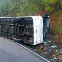 Vuelca autobús de pasajeros sobre la Morelia-Zinapécuaro; hay un muerto y 30 lesionados
