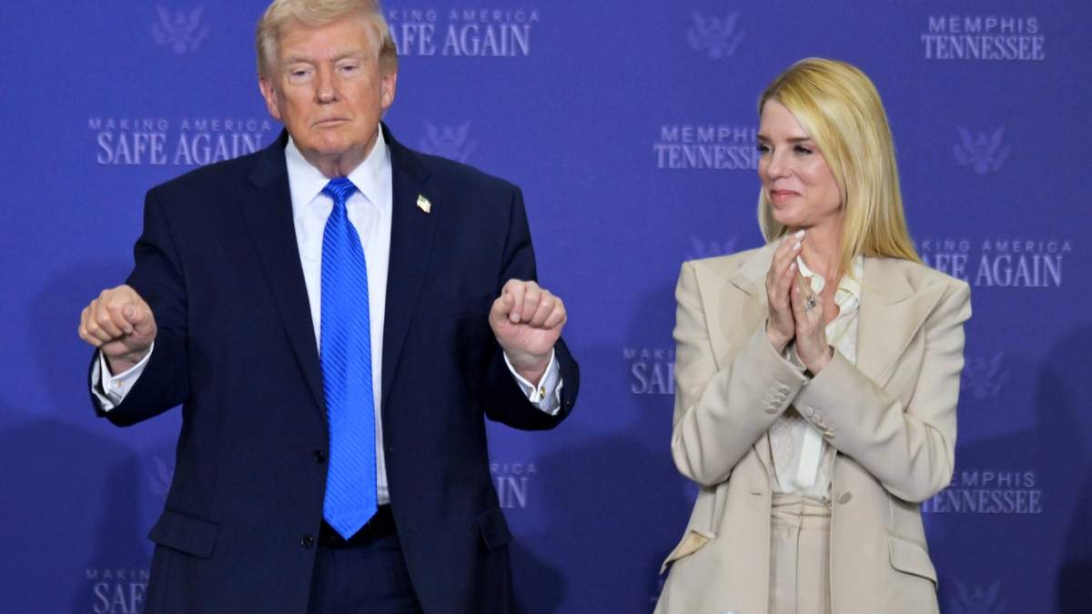 El presidente Donald Trump al lado de Pam Bondi en Tennessee