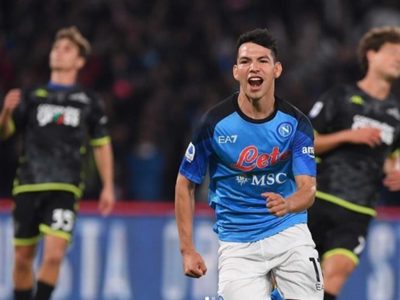 Chucky Lozano pone canción de Peso Pluma durante los festejos del Napoli