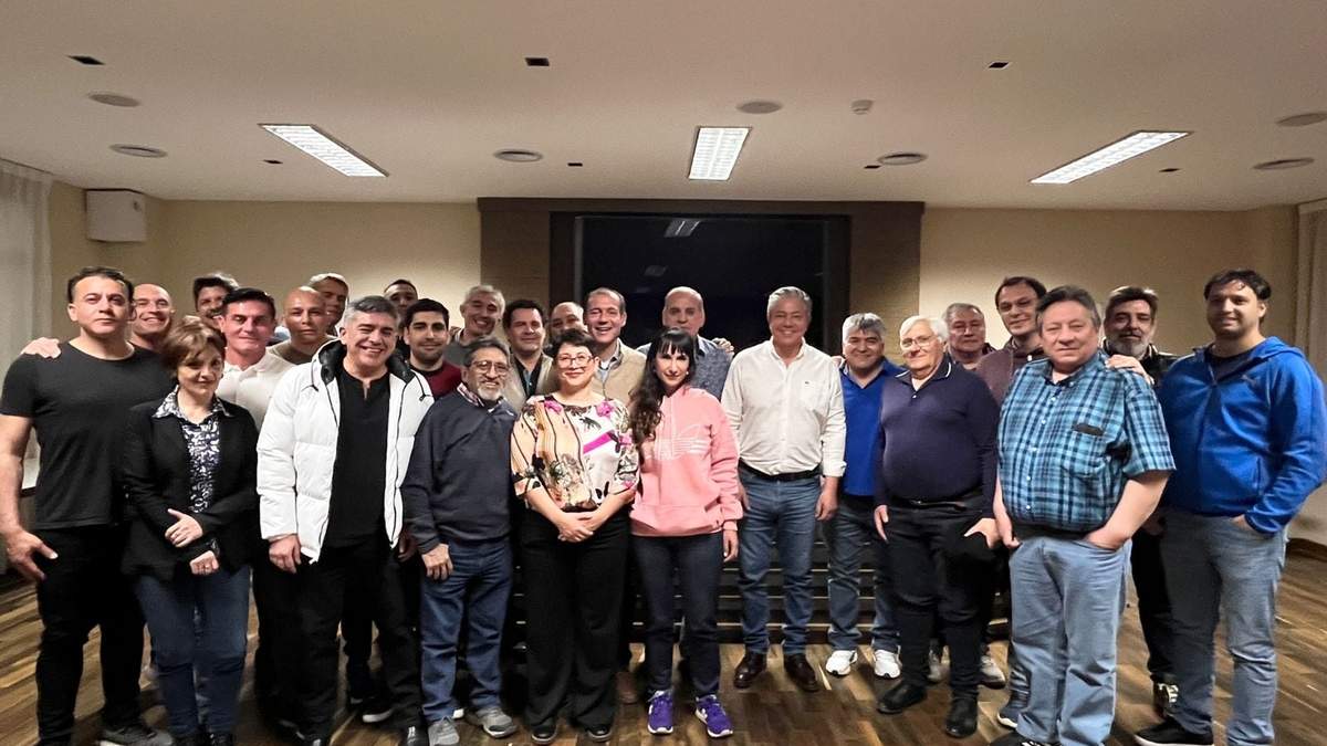 Rolando Figueroa en la reunión. Fuente: (Twitter)