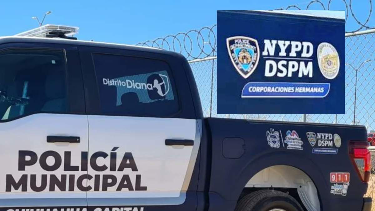 Los logotipos del New York Department Police (NYPD) y de la Dirección de Seguridad Pública Municipal (DSPM) con la leyenda "Corporaciones hermanas" en una patrulla de Chihuahua