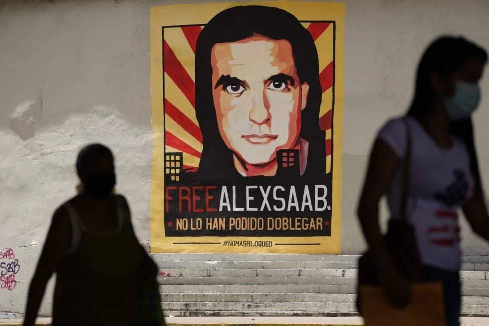 Un cartel reclama la libertad del empresario colombiano y enviado especial de Venezuela Alex Saab, en Caracas, 9 de setiembre de 2021