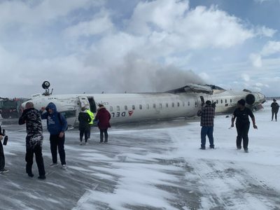 Vuelca avión de Delta en Toronto y deja al menos ocho heridos