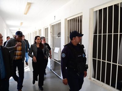 Gobernadora de Aguascalientes realiza recorrido por Cereso varonil; escuchó a internos y familiares