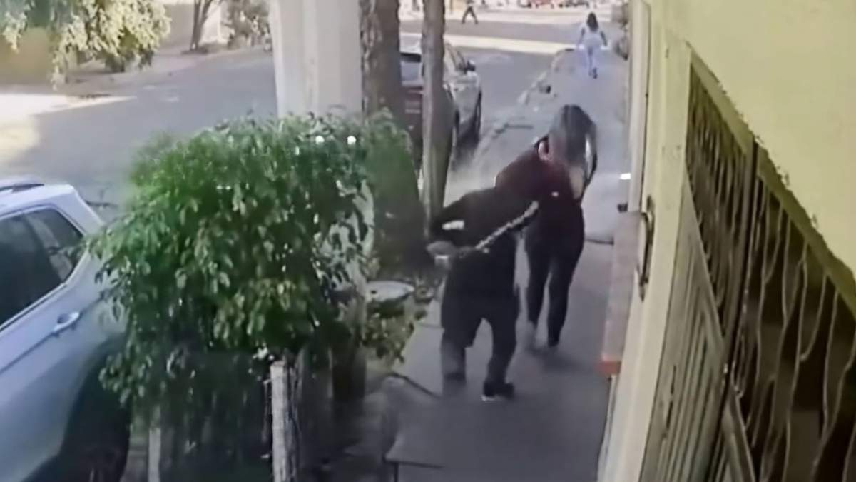El sujeto dio una nalgada a la joven y echó a correr en sentido contrario