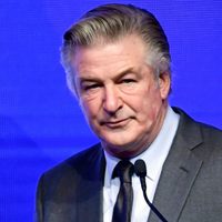 Jueza niega la solicitud de desestimar caso de Alec Baldwin; será juzgado en julio
