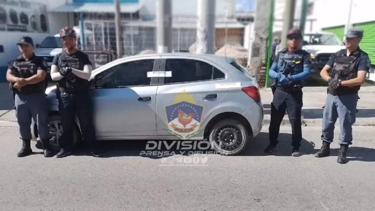 Los hombres demorados estaban dentro de un auto robado. Fuente:  (Policía de Neuquén).
