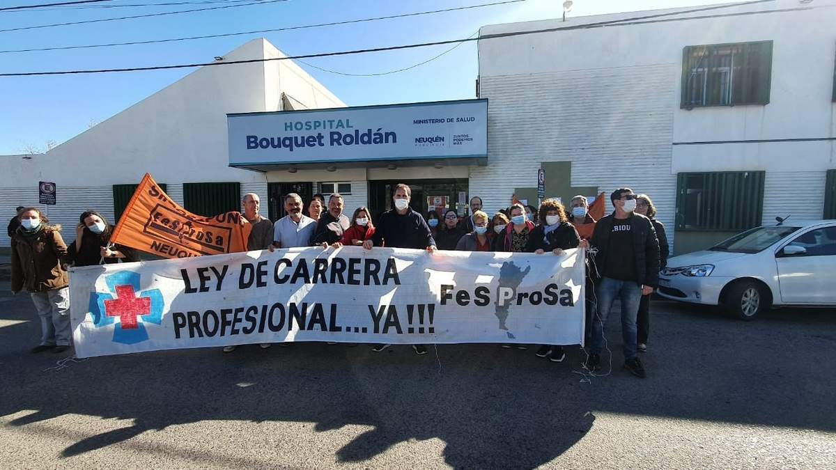 SIPROSAPUNE se manifiestó frente al Hospital Bouquet Roldán. Fuente: (Javier Manzano)