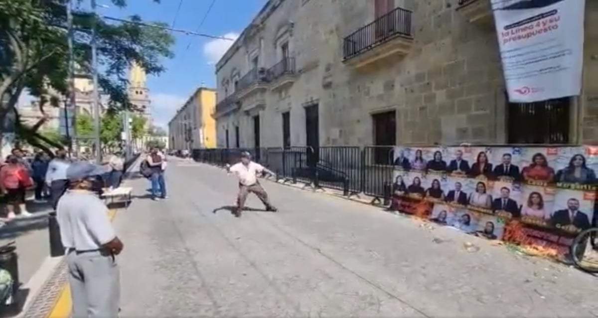 Manifestantes lanzaron huevos a fotografías de legisladores afuera del Congreso de Jalisco