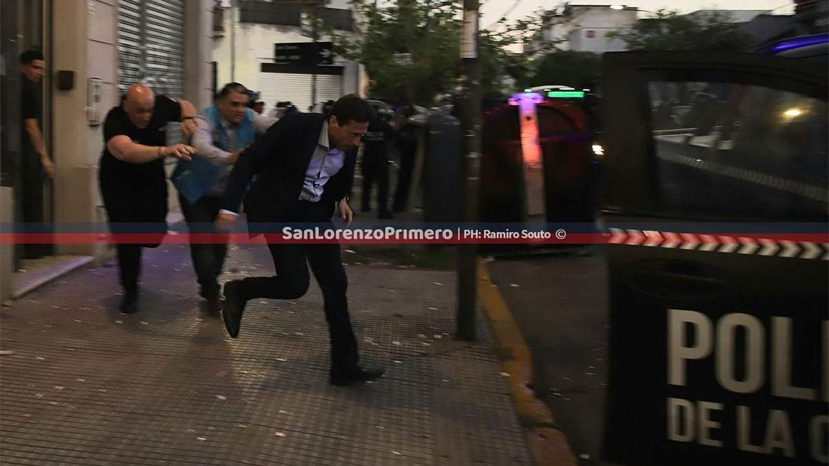 Así se fue Moretti de la sede de San Lorenzo, en patrullero.