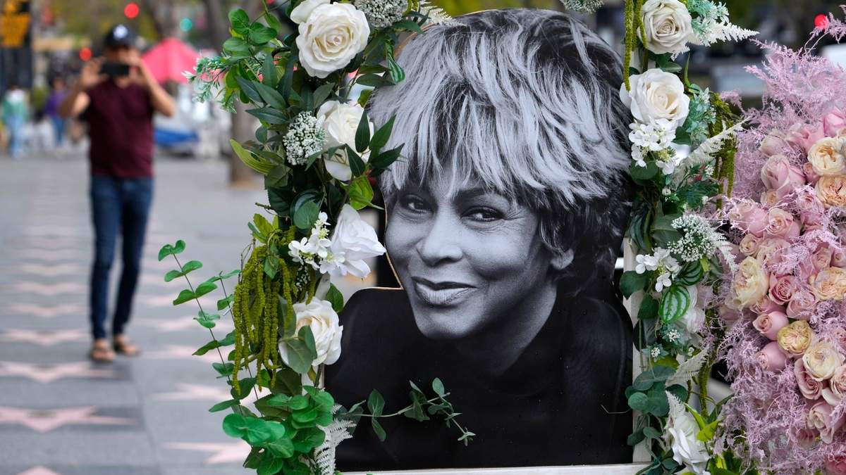 Un retrato de Tina Turner en el Paseo de la Fama de Hollywood en Los Angeles