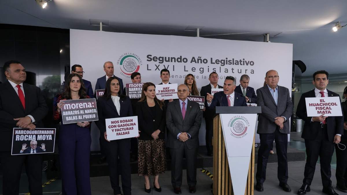 Alejandro Moreno e integrantes del PRI durante conferencia de prensa