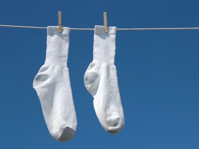 El secreto de las abuelas para dejar tus medias bien blancas y como nuevas sin usar ni una gota de lavandina