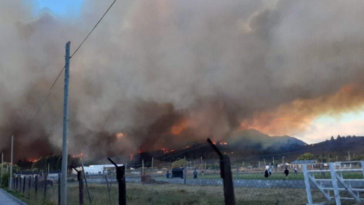Partido de fútbol en medio del incendio en Chubut. Fuente: (Twitter)