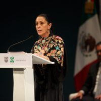 Sheinbaum presume baja en delincuencia, pero se dice insatisfecha por resultados; la reciben con protestas