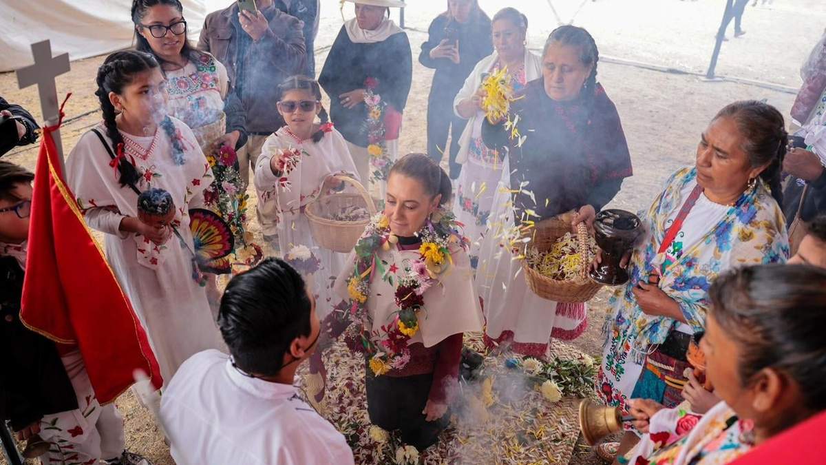 Comunidades indígenas entregan el bastón de mando a Claudia Sheinbaum en Guanajuato