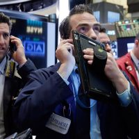 Repuntan precios del crudo ante posible acuerdo en la OPEP